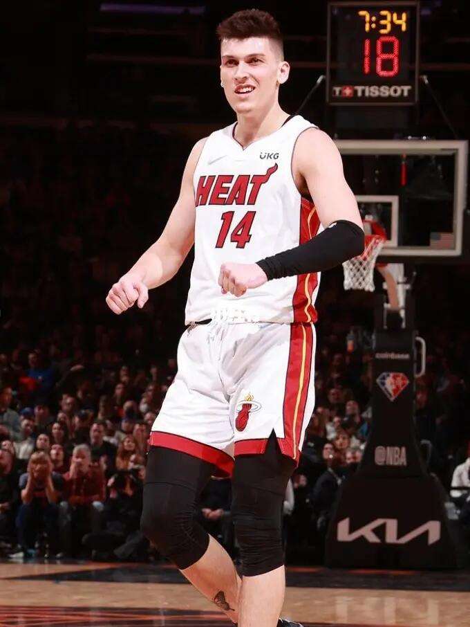 中表现得更 中表现得更